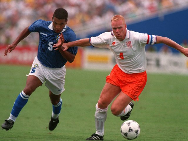 Contra o Brasil de Mauro Silva (à esq.), Koeman não conseguiu balançar as redes.