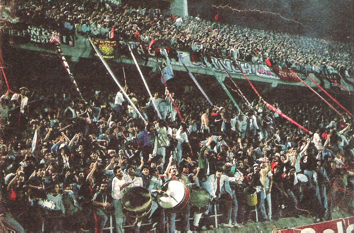 A torcida do Newell´s compareceu em bom número na decisão da Libertadores de 1988, em Montevidéu, mas o time argentino não resistiu ao Nacional.