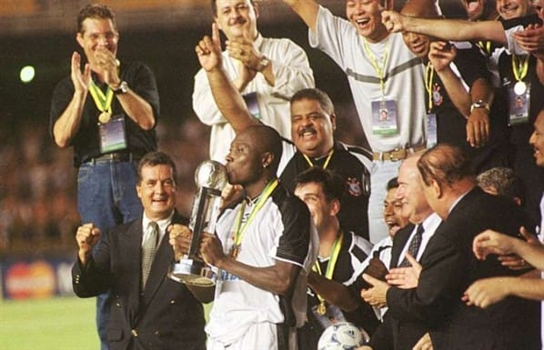 Rincón com o troféu do Mundial de 2000.