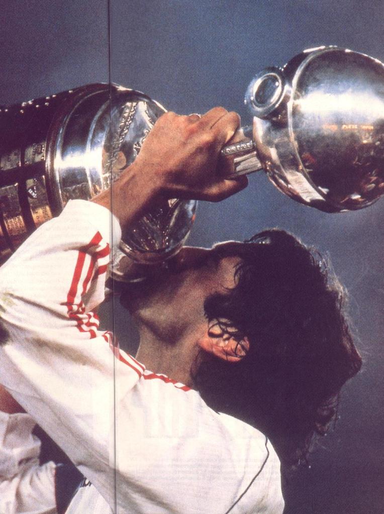 Francescoli beija a taça da Libertadores de 1996