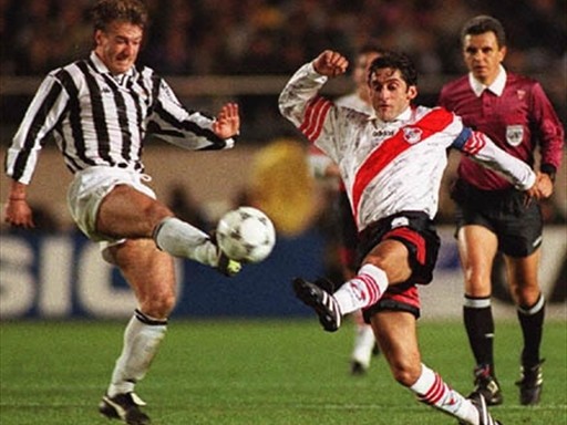 Deschamps, da Juventus, disputa a bola com Francescoli, do River