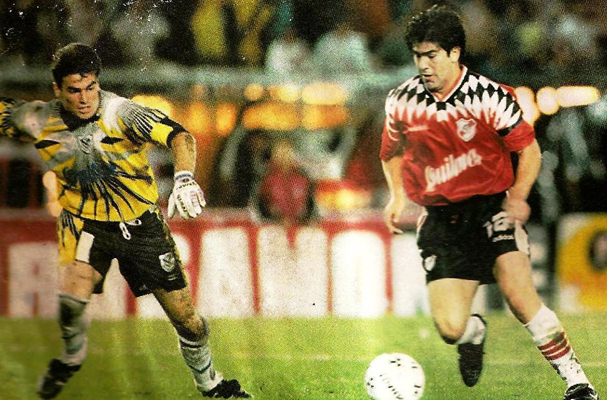 Salas com a bola pelo River