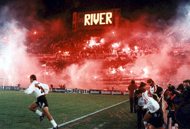 Entrada do River Plate no Monumental na final da Libertadores de 1996