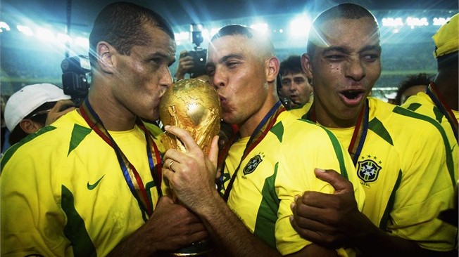 Rivaldo, Ronaldo e Gilberto Silva beijam a Taça FIFA em 2002