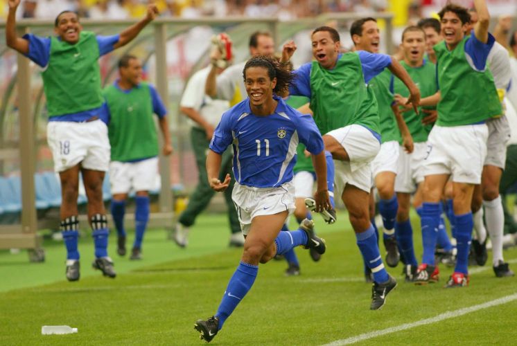 Ronaldinho celebra gol no jogo contra a Inglaterra em 2002