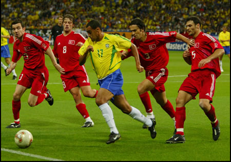 Denílson perseguido por quatro turcos na Copa de 2002