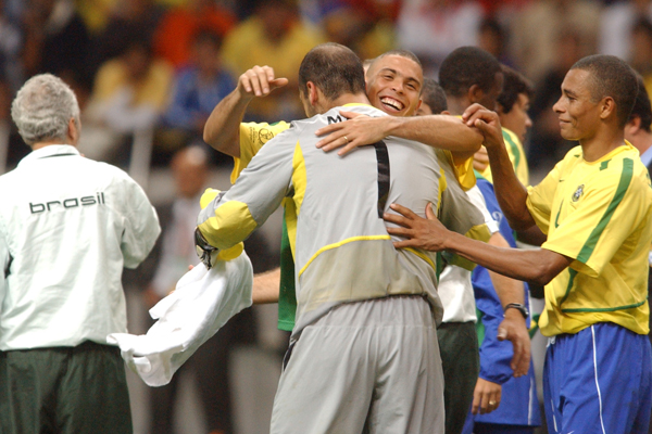 Ronaldo abraça o goleiro Marcos na Copa de 2002