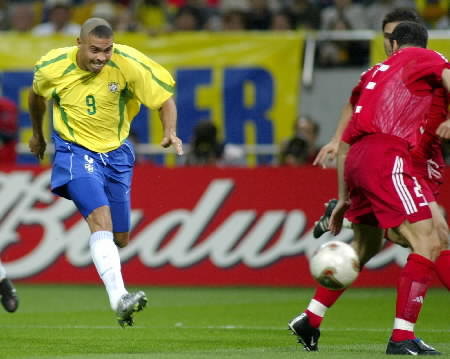 Ronaldo faz gol de bico contra a Turquia em 2002