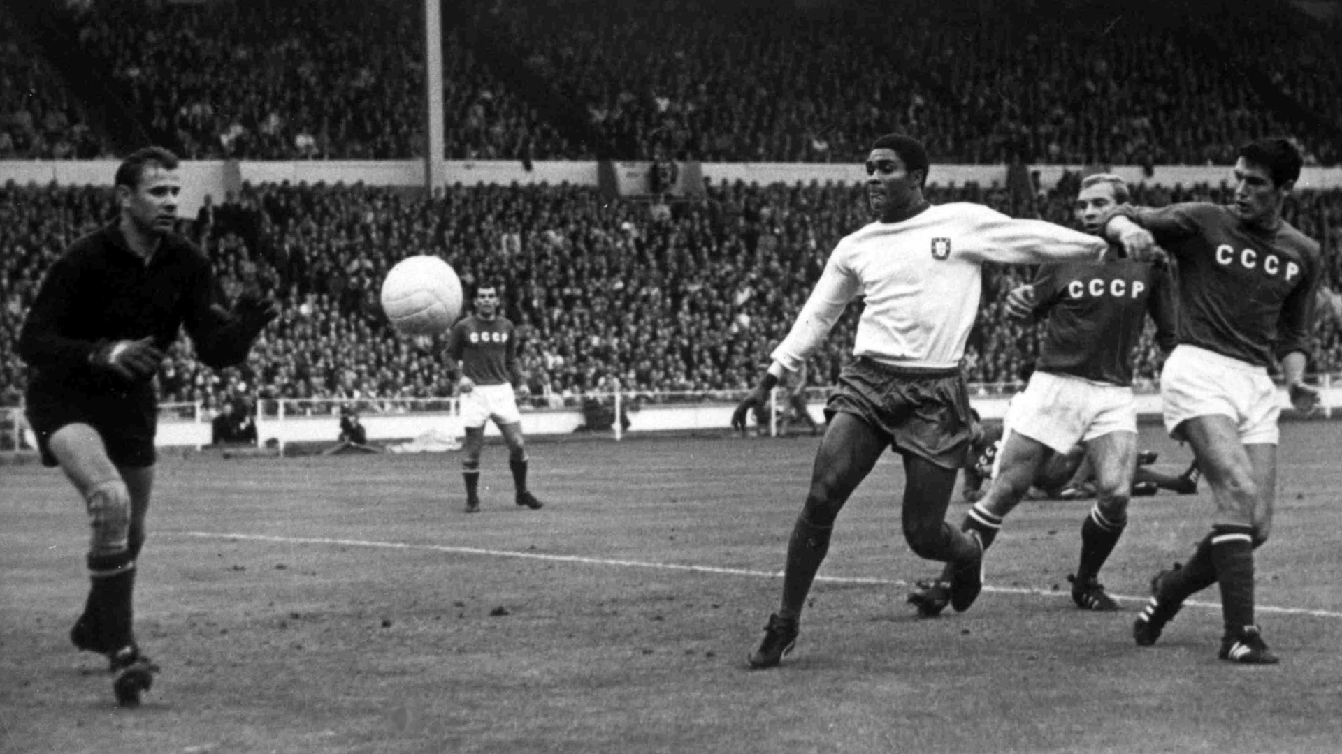eusebio-de-branco-observa-defesa-do-goleiro-russo-yashin-durante-a-disputa-do-terceiro-lugar-na-copa-do-mundo-de-1966-1324597934845_1920x1080