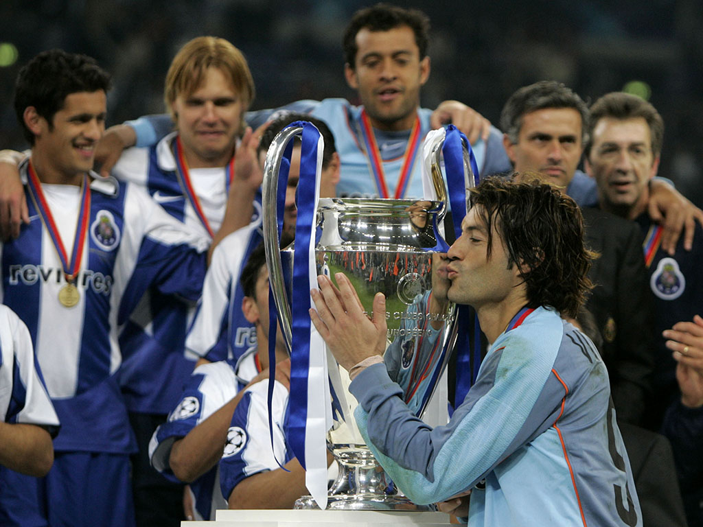 PORTO'S GOALKEEPER BAIA KISSES THE CUP AFTER HIS TEAM'S 3-0 CHAMPIONS LEAGUE FINAL VICTORY OVER ...