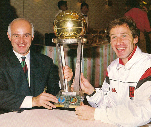 Sacchi e Baresi posam com a taça do Mundial de 1989.