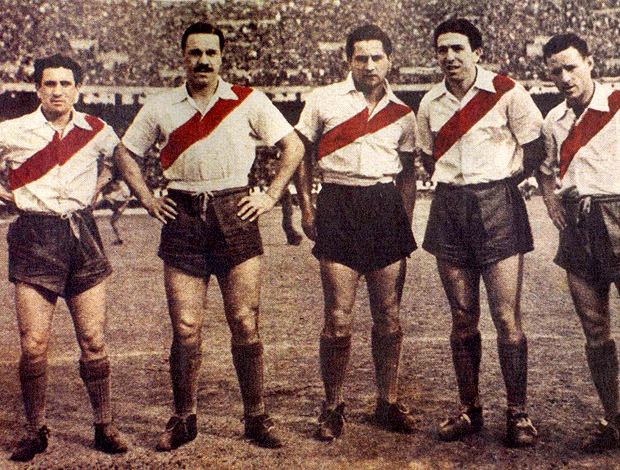La Máquina em campo: Muñoz, Moreno, Pedernera, Labruna e Loustau. Uma das fotos mais marcantes do futebol mundial.