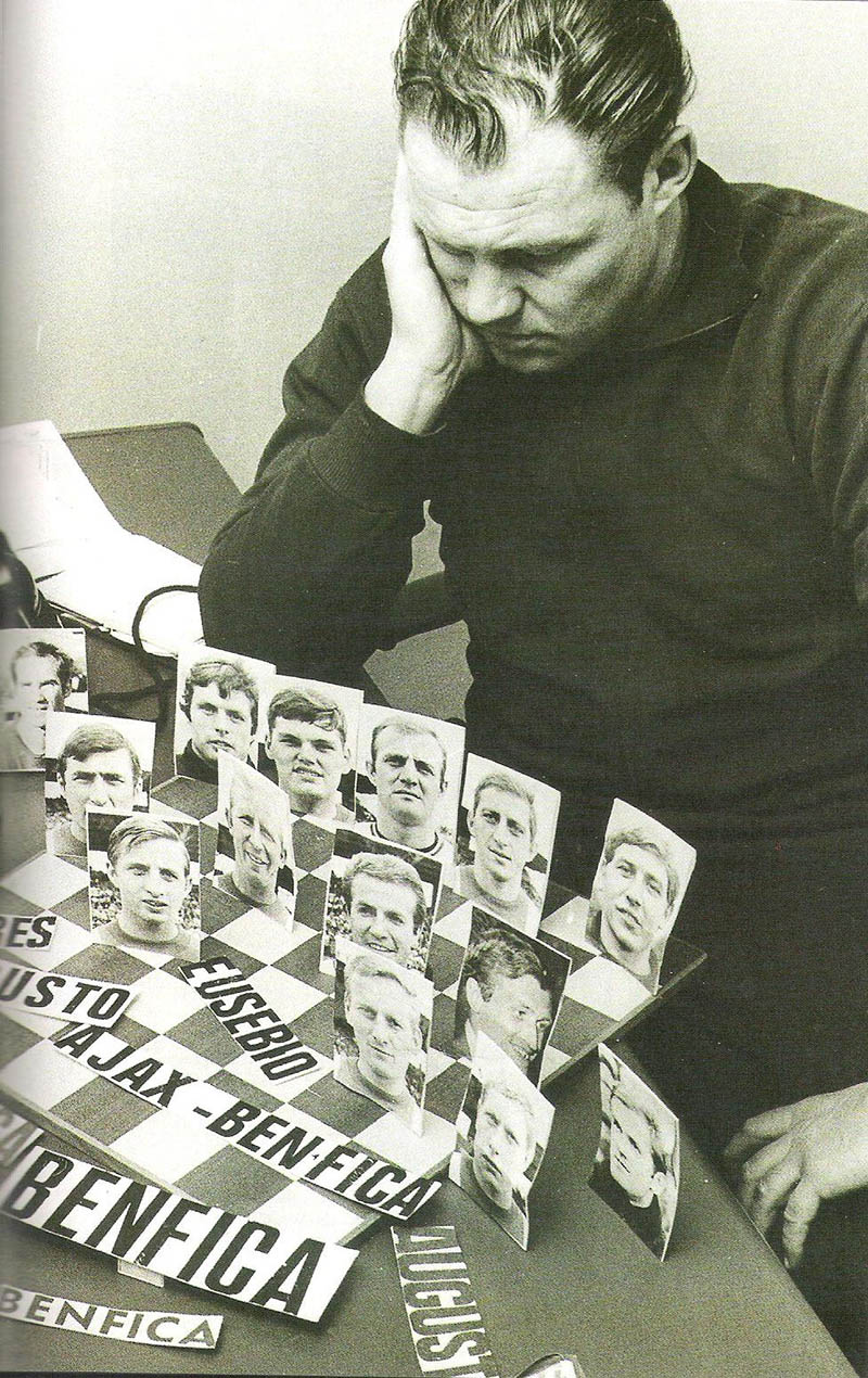 Michels, em 1969, pensando em como armar seu time contra o forte Benfica pela Liga dos Campeões da UEFA daquele ano.