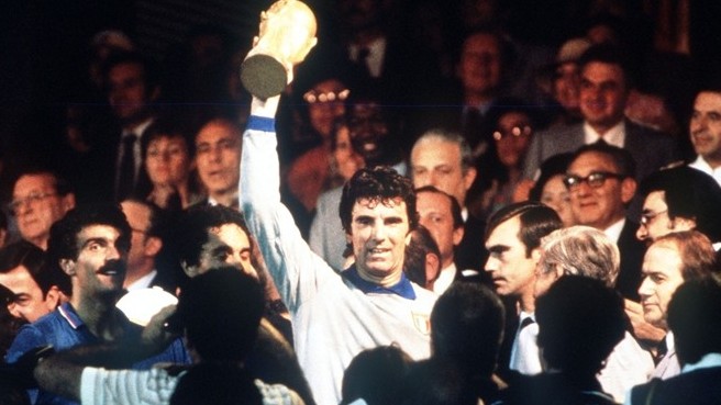 Zoff com a Taça FIFA: no topo do mundo.