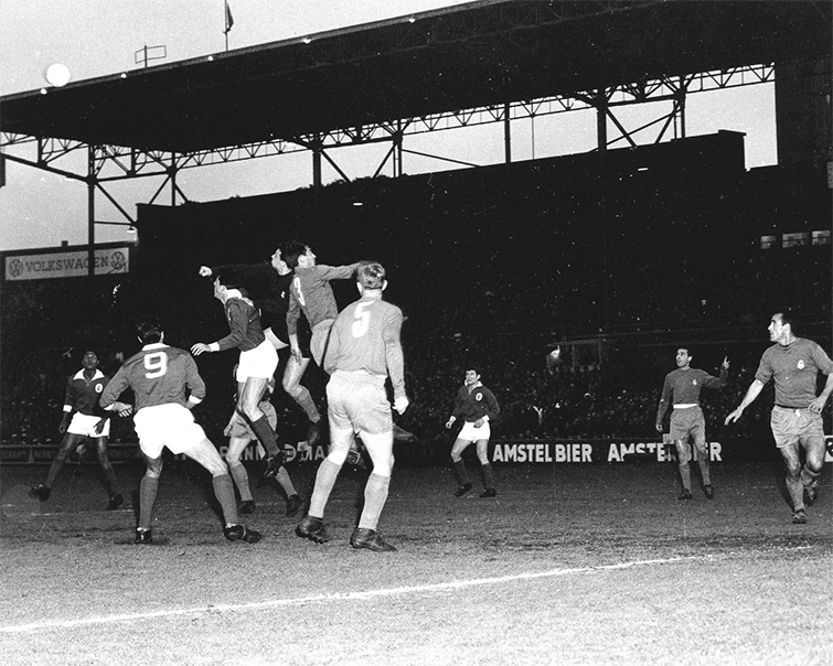 Cinco jogos seguidos a marcar na Champions. João Mário só superado por  Eusébio - Renascença