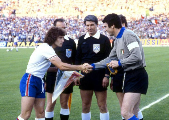 kevin-keegan-shakes-hands-with-dino-zoff