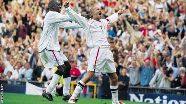 O capitão Beckham celebra o golaço contra a Grécia em 2001.