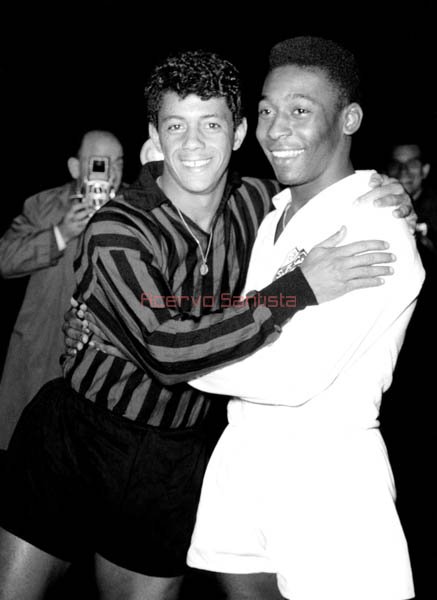 Amarildo e Pelé: no duelo de brasileiros no Mundial de 1963, melhor para o Rei.