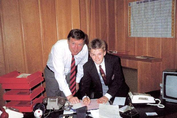 Alex Ferguson e um certo garotinho posam para foto no United no começo dos anos 90.
