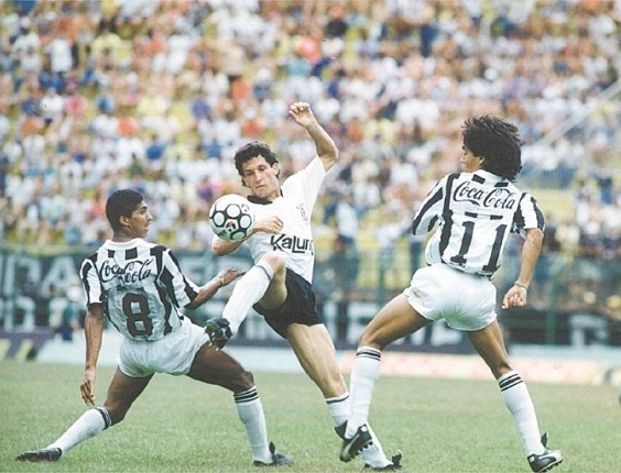 O volante corintiano Márcio disputa a bola entre os santistas Axel e Sérgio Manoel.