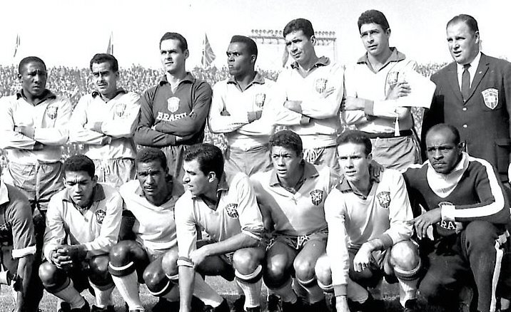 O Brasil de 1962. Em pé: Djalma Santos, Zito, Gilmar, Zózimo, Nilton Santos e Mauro Ramos. Agachados: Garrincha, Didi, Vavá, Amarildo e Zagallo.