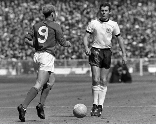 Charlton e Beckenbauer: estrelas se anularam na final da Copa de 1966.