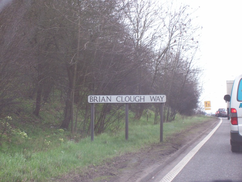 A rodovia que liga as cidades de Derby e Nottingham tem o nome de Brian Clough como reconhecimento ao trabalho do técnico nos times rivais.