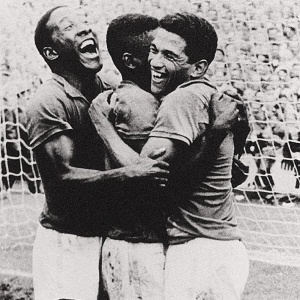 Em uma das fotos mais clássicas do futebol brasileiro, Djalma Santos vibra junto com Pelé e Garrincha um dos cinco gols da final contra a Suécia.