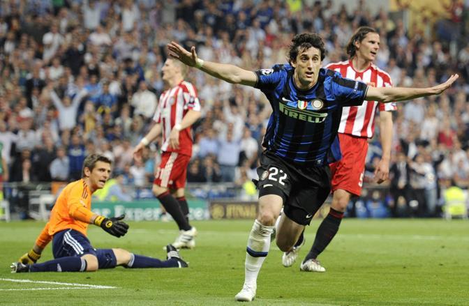 Milito comemora: derrota na Liga de 2010 para a Inter foi apenas o começo do drama alemão na Europa.