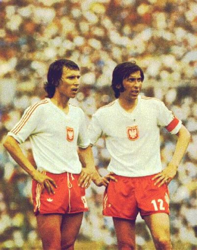 Kasperczak e Deyna conversam durante o jogo contra a Itália: craques e símbolos do meio de campo polonês.