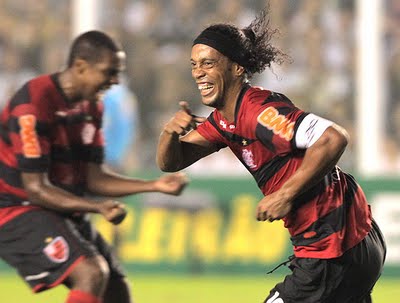 Vídeo: 17 anos depois, Ronaldinho Gaúcho relembra golaço na Copa - Jornal O  Globo