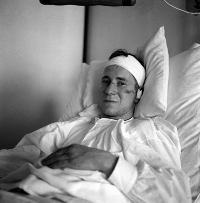 Bobby Charlton se recupera no hospital após o desastre.