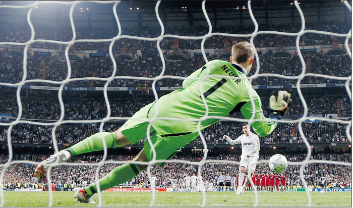 Neuer pega o pênalti de Cristiano Ronaldo e vira o herói alemão da semifinal.