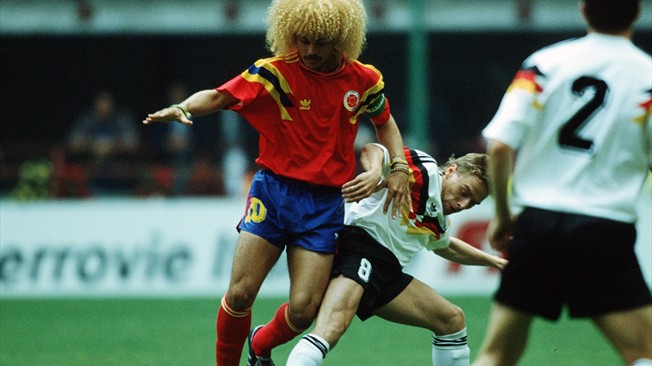 Valderrama tenta escapar da marcação do alemão Hassler.