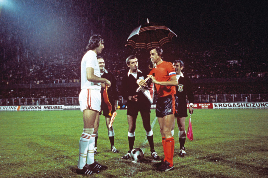 Ondrus e Cruyff antes do começo da semifinal entre Tchecoslováquia e Holanda.