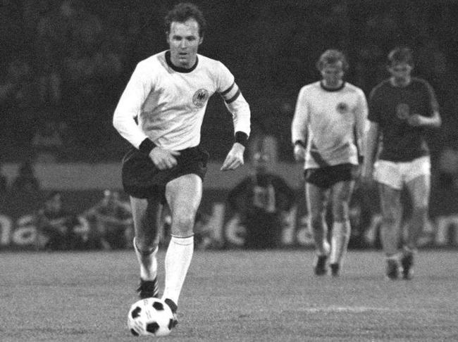 O capitão alemão Beckenbauer bem que tentou, mas não conseguiu brilhar contra os tchecos na final.