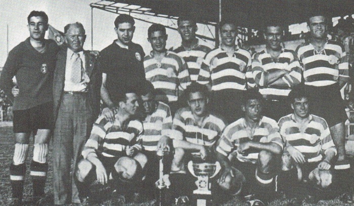 O Sporting de 1940-1941: Peyroteo é o jogador à frente da taça, agachado.