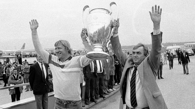 Hrubesch e Happel erguem a Europa.