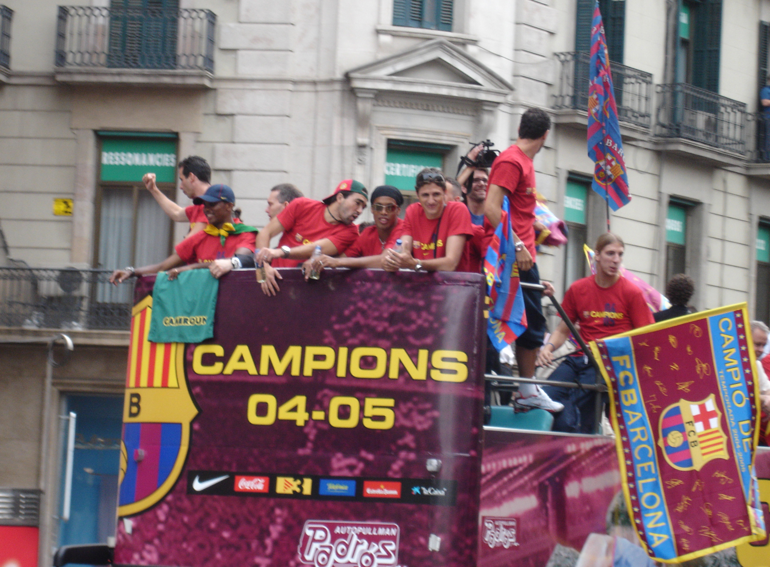 FC_Barcelona_-_Celebración_Champions_2005_(Rua_por_Barcelona)_-_005