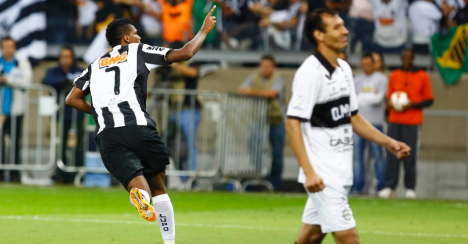 Jô vibra no primeiro gol...