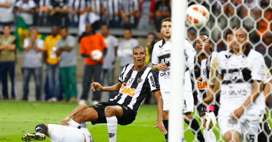 ... Leonardo Silva cabeceia...
