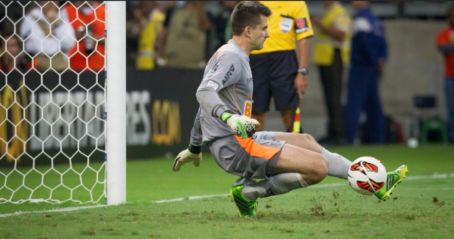 De novo com os pés, Victor defende o primeiro pênalti do Olimpia.