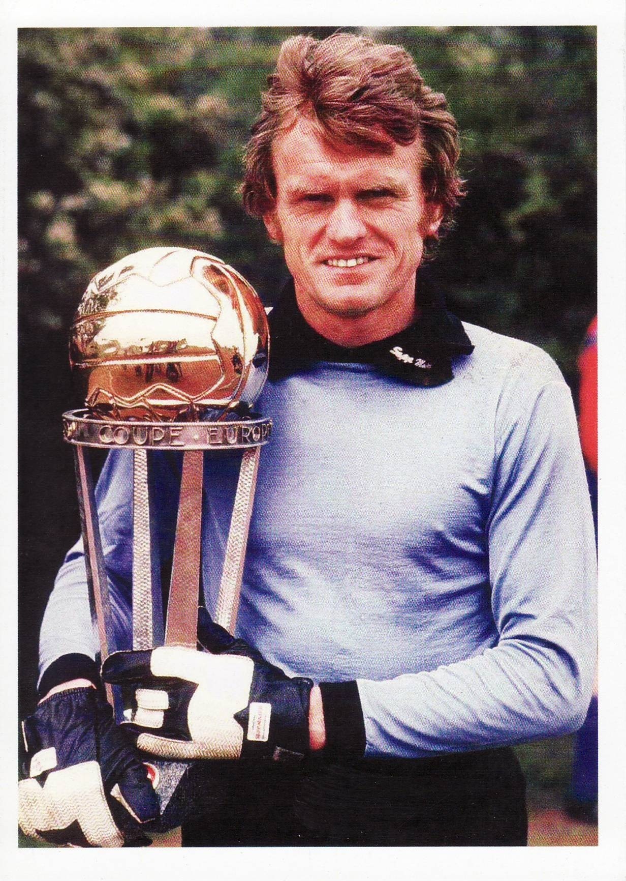 O goleiro bávaro posa com a taça do Mundial Interclubes de 1976.