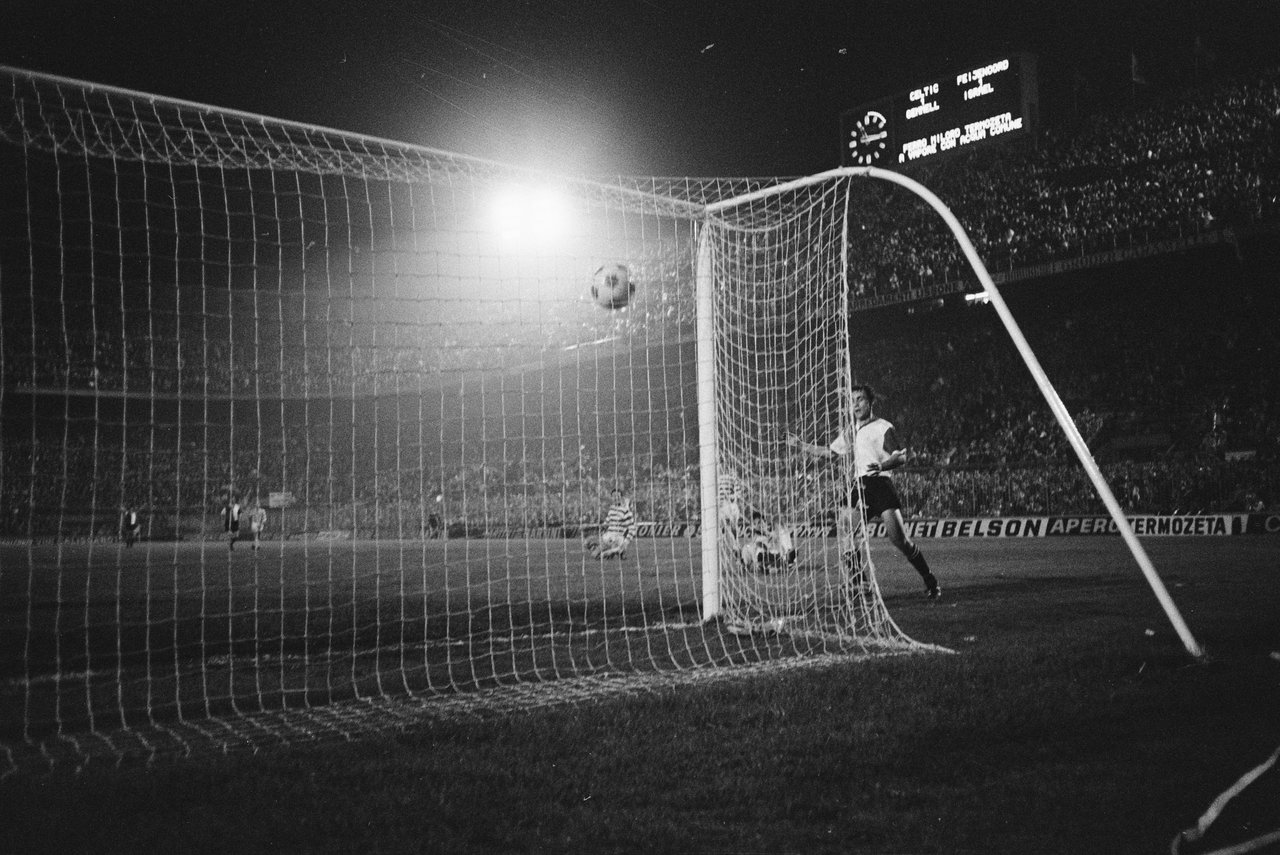 Kindvall marca, e o Feyenoord conquista sua primeira Liga dos Campeões da UEFA.