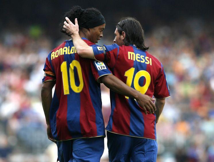 Depois de fazer sua parte, Ronaldinho passou o bastão para Messi e Cia. Não é preciso dizer que eles deram conta do recado...
