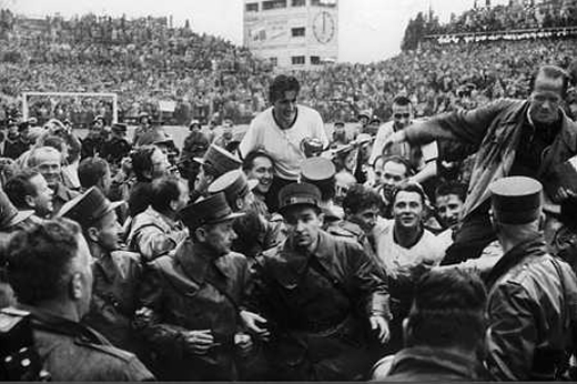 Fritz Walter é carregado pela multidão com a taça Jules Rimet em mãos: a Alemanha era campeã do mundo.