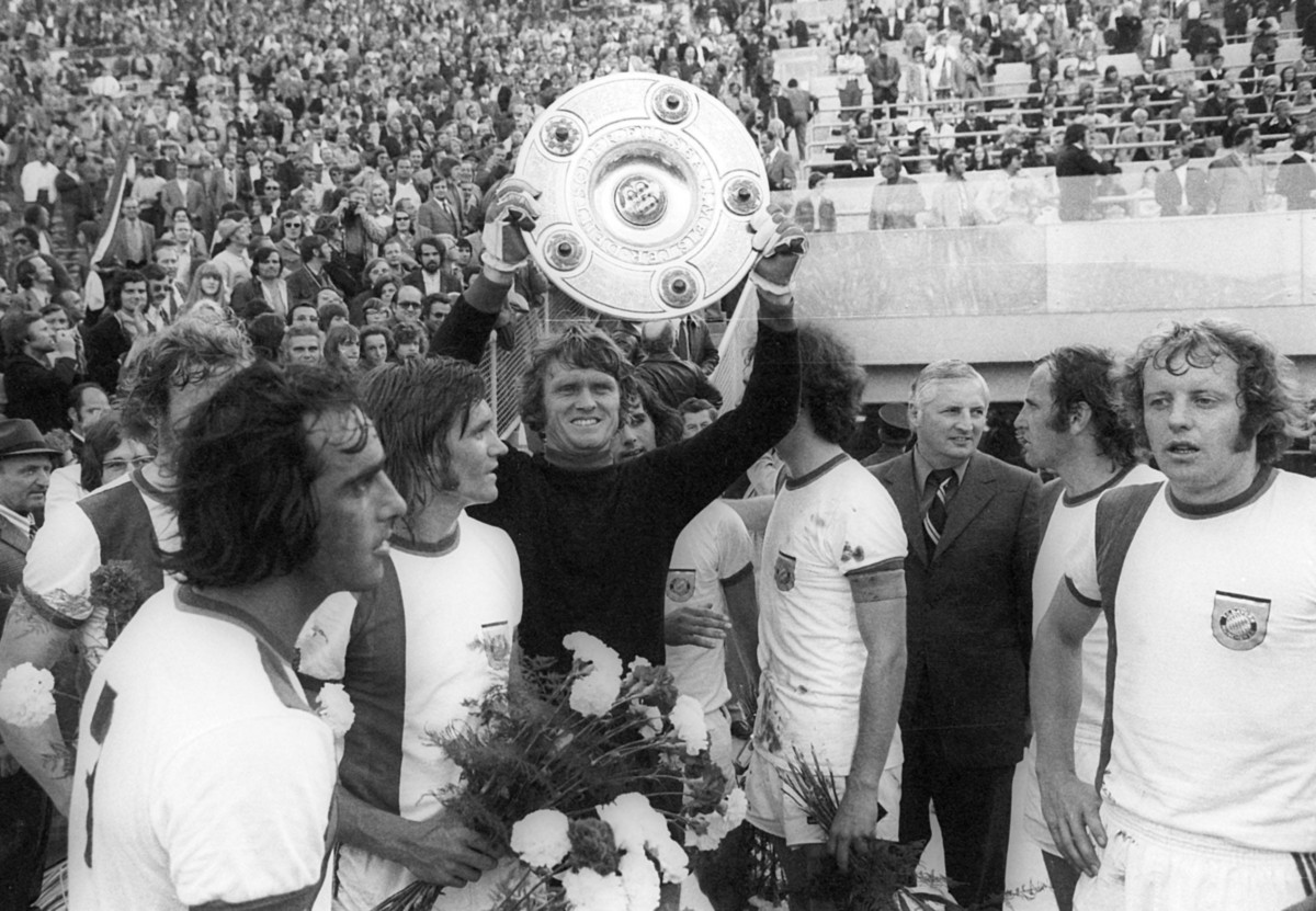 Maier ergue uma das Bundesligas que ele conquistou com o Bayern nos anos 70.