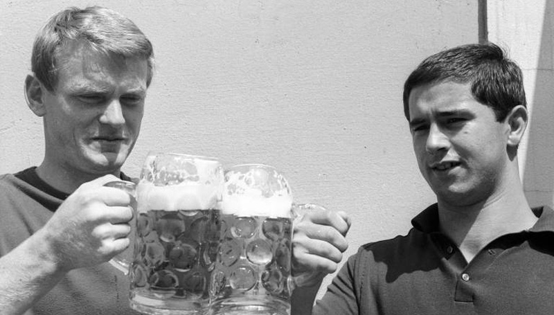 O goleirão tomando uma (s) com o amigo Gerd Müller (à dir.).