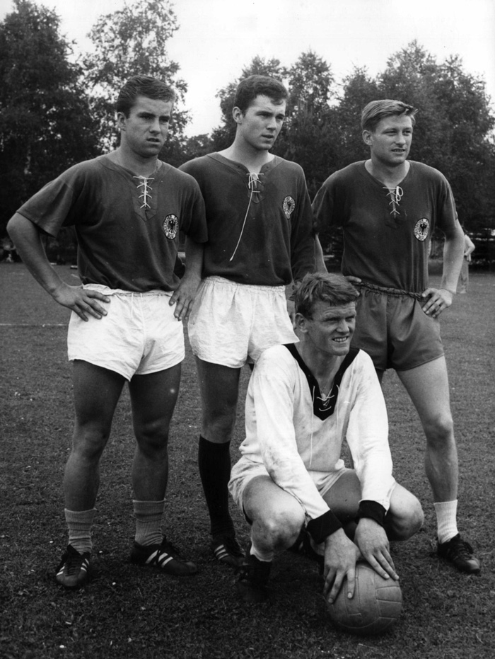 Bernd Patzke, Franz Beckenbauer, Friedel Lutz e Sepp Maier (agachado), em 1966.