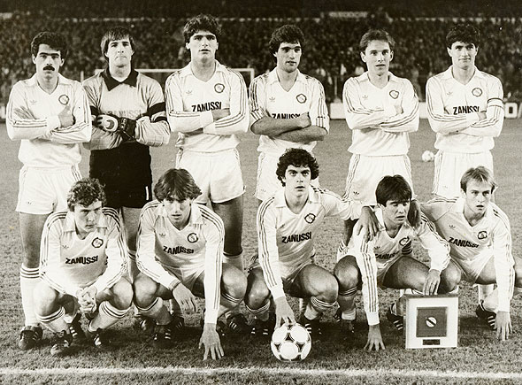 A garotada do Castilla campeão de 1983-1984: cinco jovens desse time entrariam para a história do Real Madrid principal.